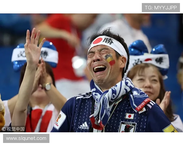 尼克斯场边现金发蓝眼球迷